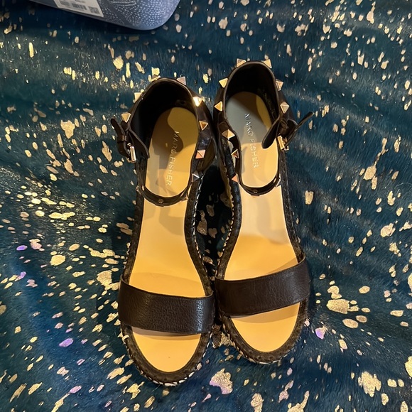 New never worn Marc fisher wedges with studs in black size 11 - Picture 2 of 4